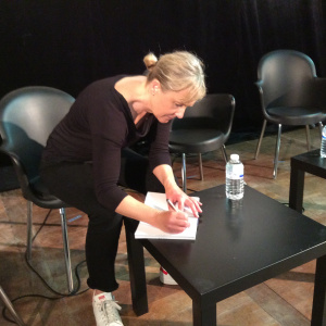 Florence Aubry signant un autographe